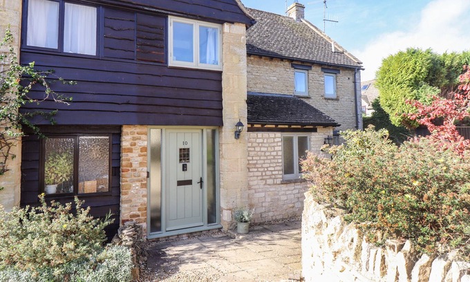 Kingham Cottage | 10 MANOR FARM CLOSE, pet friendly, with a garden in Kingham