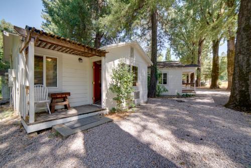 Cobb Apartment | 10 Mi to Twin Pine Casino Peaceful Cabin Getaway