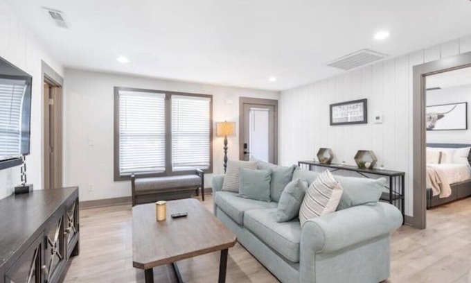 Woodbine House | 10 min from Broadway/Airport!