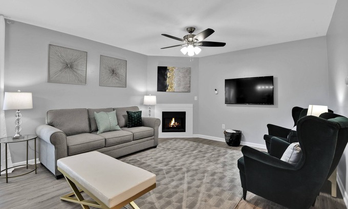 Mission House | ✅10 min➡️Plaza✅Corner Lot✅Reserved Parking✅Blazing WiFi✅BBQ✅Yard+Patio✅