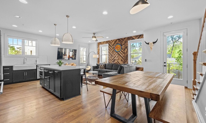 Eighth Avenue House | 10 Min to Broadway-9 Beds-Grill-4BR Home-Sleeps 12-Home in Nashville
