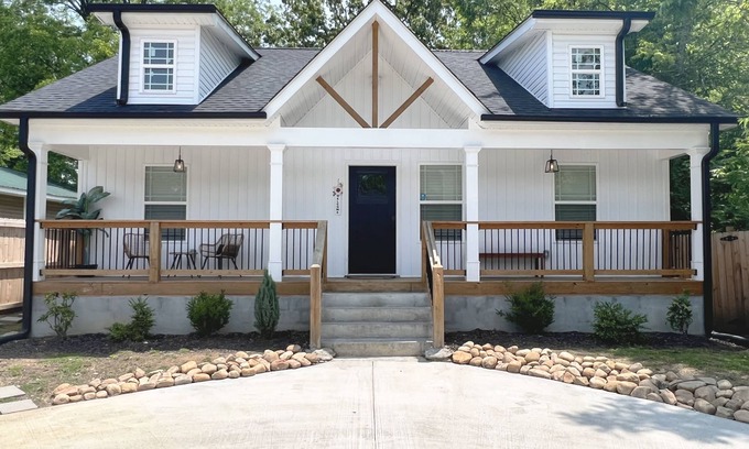 East Lake House | 10 min to DT, family friendly, hot tub, arcade, sleeps 8, fully fenced yard.