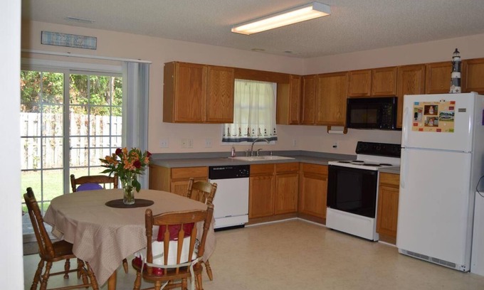 Shallotte House | 10 minutes from the beach. family sized house with community pool