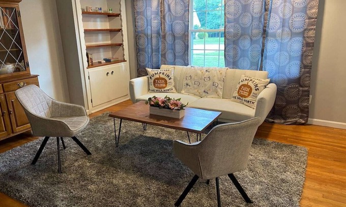 Parma House | 10 minutes to Downtown Cleveland - Entire 3B/1Bath Pets Allowed