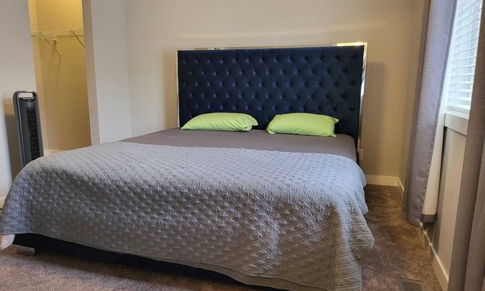 Calgary House | 10 minutes to the airport. family sized town house, close by convenient stores