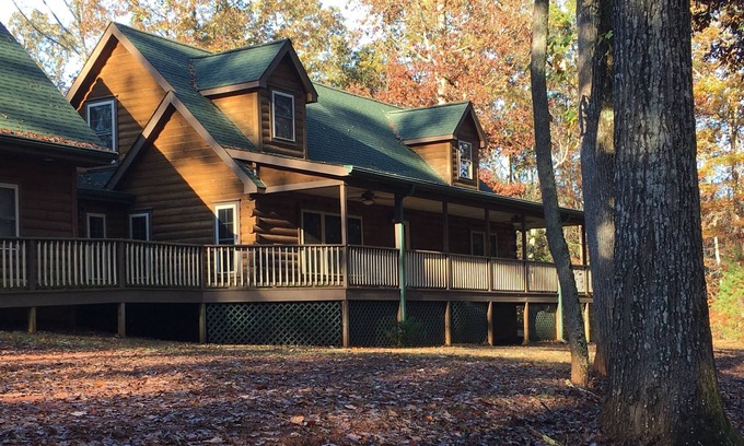 Columbus Cabin | 10 minutes to TIEC! Retreat to this secluded log cabin surrounded by nature.