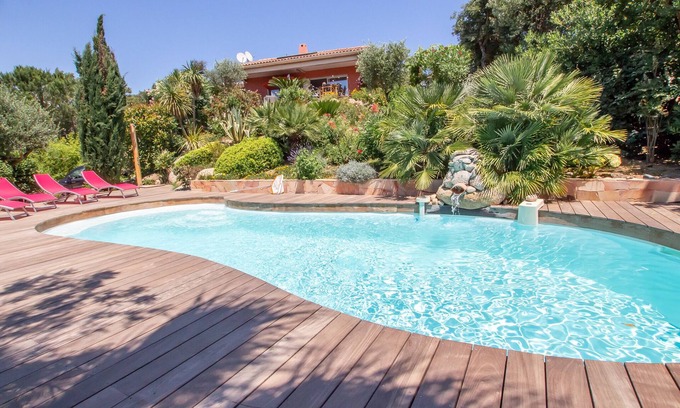 Cirendinu Villa | 10 minutes walk from the beach of Saint Cyprien, by trails.
