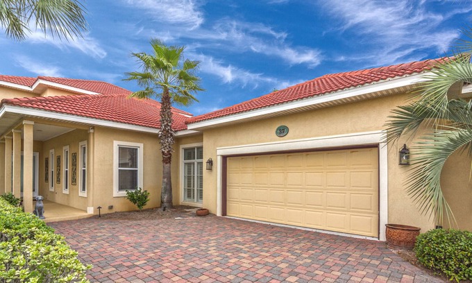 Emerald Waters Village House | 10% off July 22-29 with Beach service for 2 included!