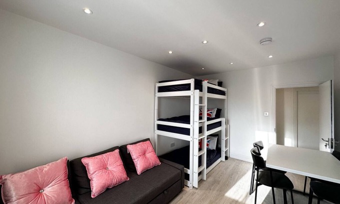 Earlsfield Apartment | 10 train mins to central london