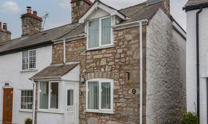 Henllan Cottage | 10 TY COCH STREET, pet friendly, country holiday cottage in Henllan