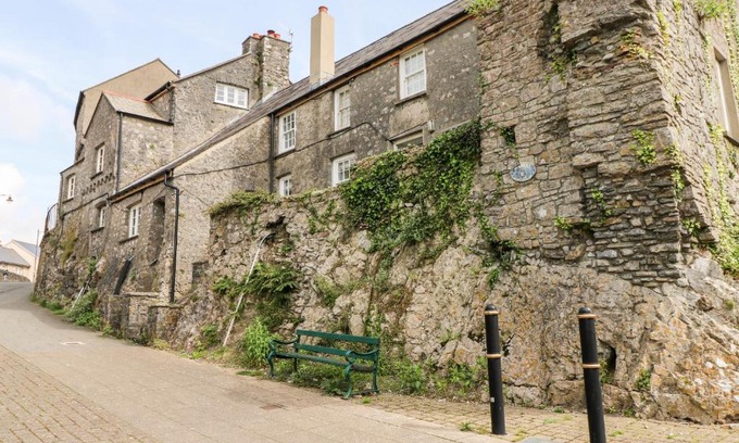 Pembroke House | 10 Westgate Hill