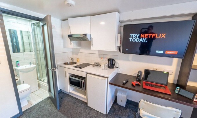 Selly Oak House | 100 Dale Road Studios in Guest House
