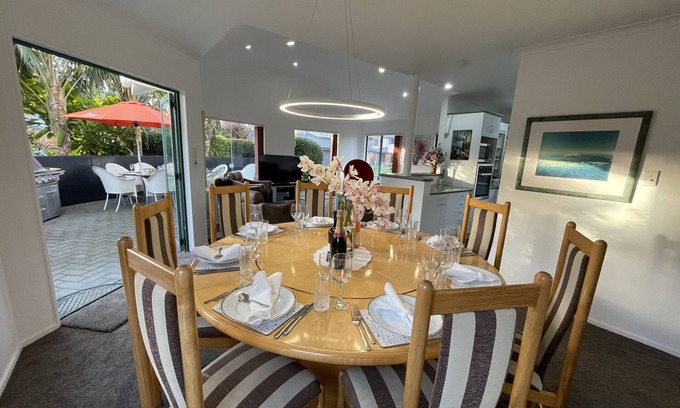 New Plymouth House | 100 metres to the famous coastal walkway, 5 water front cafes, restaurants etc.