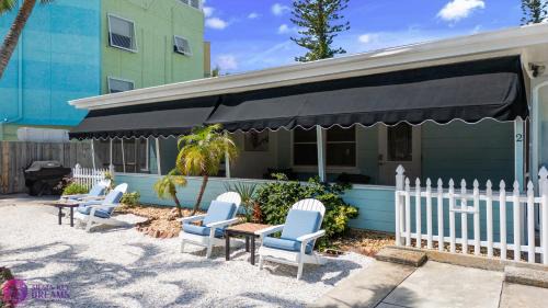Siesta Key Village House | 100 Steps to beach access - 5 minute walk to the Village - Private Porch