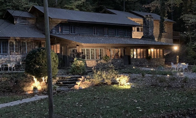 Dahlonega House | 100 Year Old Cabin on the Chestatee River, wineries, tubing, fishing and more