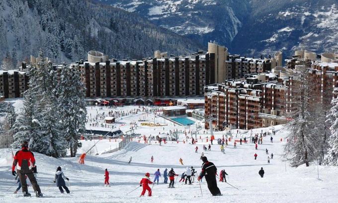 Macot-la-Plagne Apartment | 100m from ski slopes, 9th floor, view ski slopes, swimming pool, balcony, tv, ski locker, 35m²