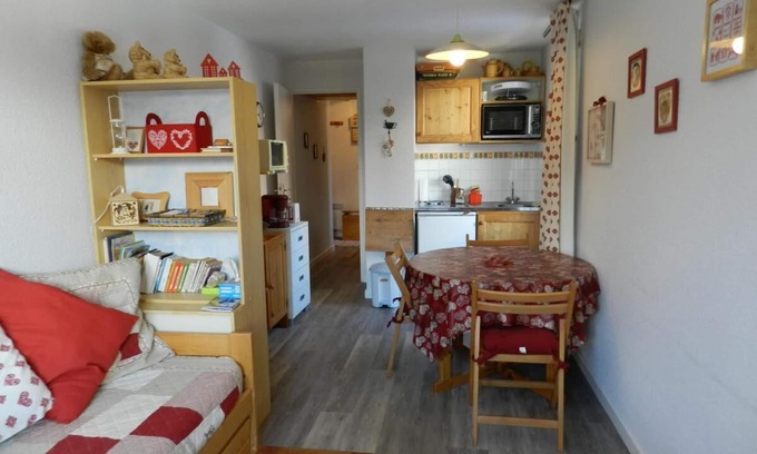 Le Pleynet Apartment | 100m from ski slopes, view valley/ski slopes, parking, ski locker, 21m², Les 7 Laux