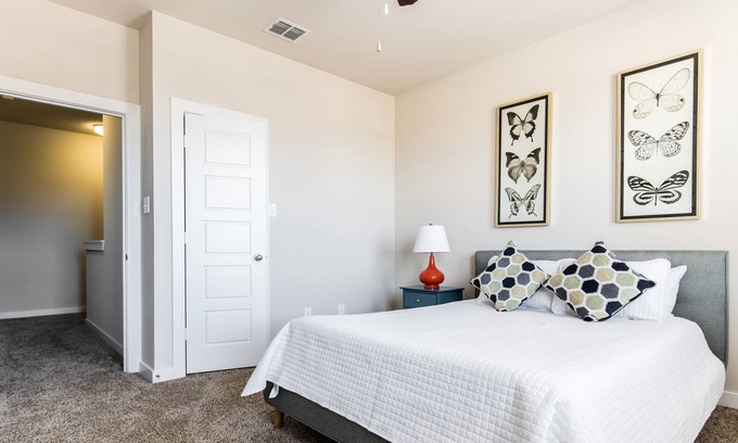 Midlothian House | 1014 Midlothian - Modern Home Welcoming You