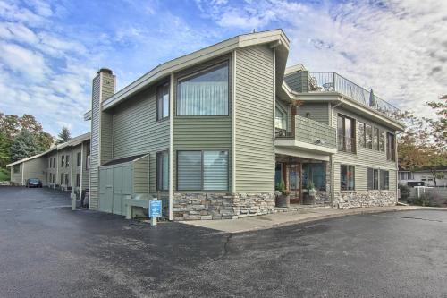 Charlevoix House | 102 Pointes North Inn