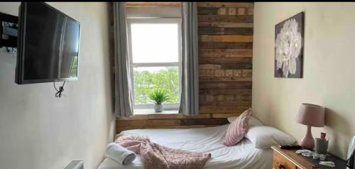 Sketty House | 106 Brynmill - Room 6 - Sea views