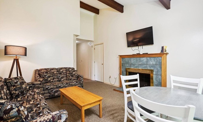 West Bridgewater Hotel | 106 One bedroom Queen Suite on the 1st floor w/outdoor heated pool