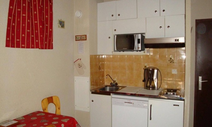 Pralognan-la-Vanoise Apartment | 10m from resort center, 3rd floor, balcony, parking, tv, ski locker, 20m², Pralognan-la-Vanoise