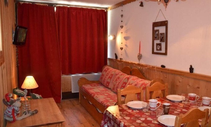 Les Menuires Apartment | 10m from ski slopes, 7th floor, balcony, ski locker, 22m², Les Menuires
