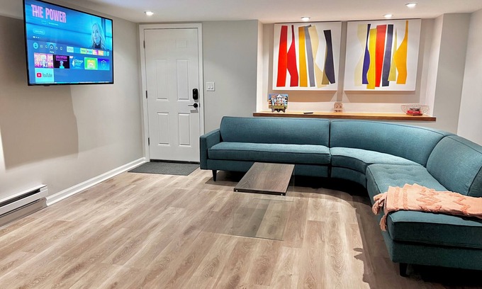 Bronzeville Apartment | 10Mins To DownTown Entire 1-bedroom apartment with WiFi and W/D Latest Upgrades