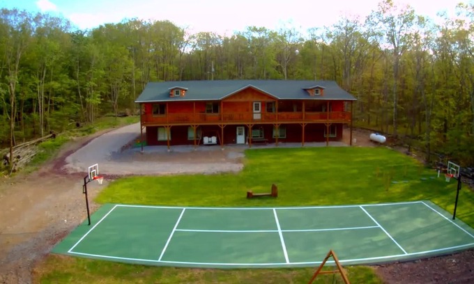 Ebervale House | 11 BR 8 BA BASKETBALL MOVIE THEATRE HOT TUB FIRE PIT ON 8 ACRES SLPS 30!