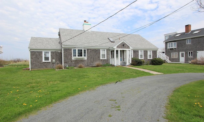 Sandwich Cottage | 11 Freeman Ave - Waterfront Town Neck beach home, pet-friendly!