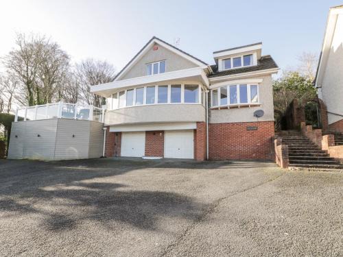 Menai Bridge House | 11 Glyn Garth Mews