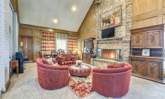 Cookes Meadow House | 11 Mi to Dtwn: Luxe Home w/Pool in Fort Worth