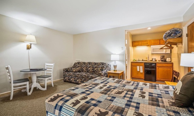 West Bridgewater Hotel | 110 Deluxe Studio Queen on the 1st floor w/outdoor heated pool