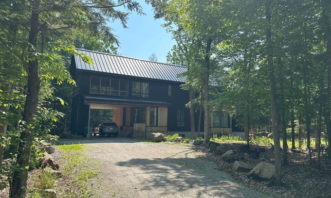 Les Collines-de-l'Outaouais Regional County Municipality House | 110 Wood Smoke - Modern Wilderness Lakehouse only 6 minutes to Edelweiss Ski