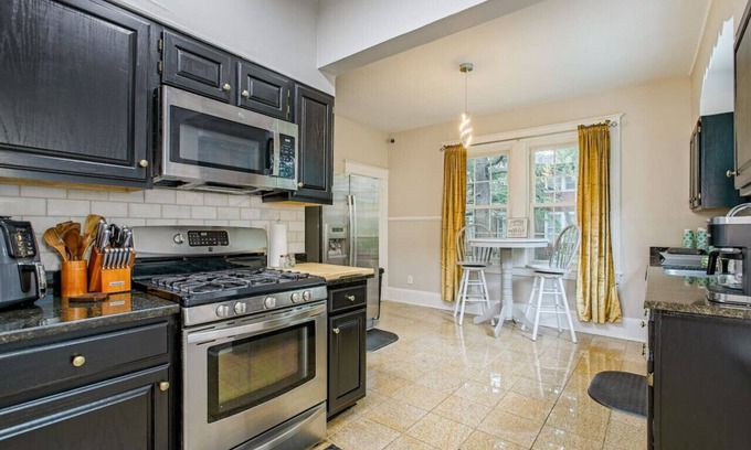 Norfolk House | 111) Massive 6 bedroom home with a Pool!