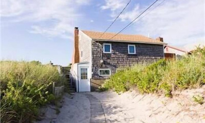 East Sandwich Cottage | 111 North Shore Blvd - Classic Waterfront East Sandwich cottage