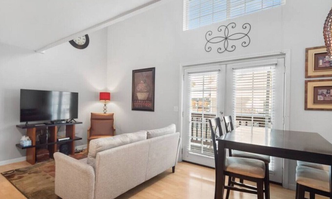 South Perry District Apartment | 1110 E 8th · Entire Townhouse 1 bed COZY townhome w/king bed