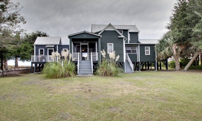 Sullivan's Island House | 1111 Middle Street by AvantStay | Charming Historic Cottage + Beach Access