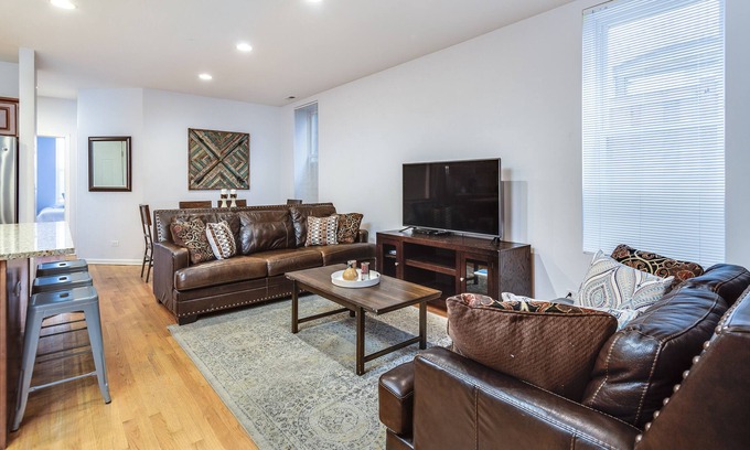 Wrightwood Neighbors House | 1147 bldg - Lincoln Park: Walk to Wrigley, the Lincoln Park and Beach!