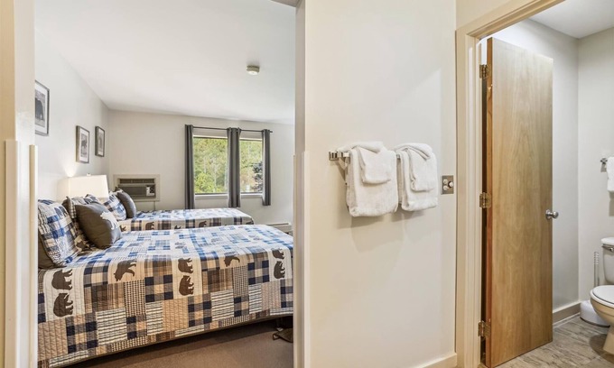 West Bridgewater Hotel | 117 Two Double bed Standard Hotel room