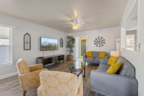 Balboa Island House | 118 Emerald Ave B