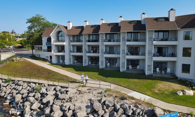 Charlevoix House | 119 Edgewater Inn