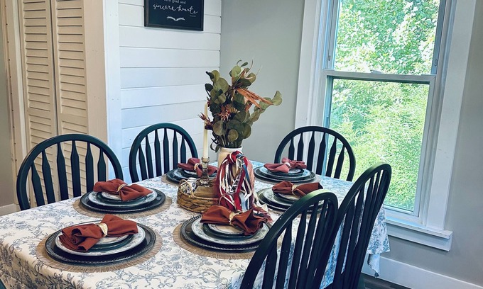 Williamstown House | 11am checkout! Charming modern vintage cottage 4 mins to the ARK! Coffee Bar!