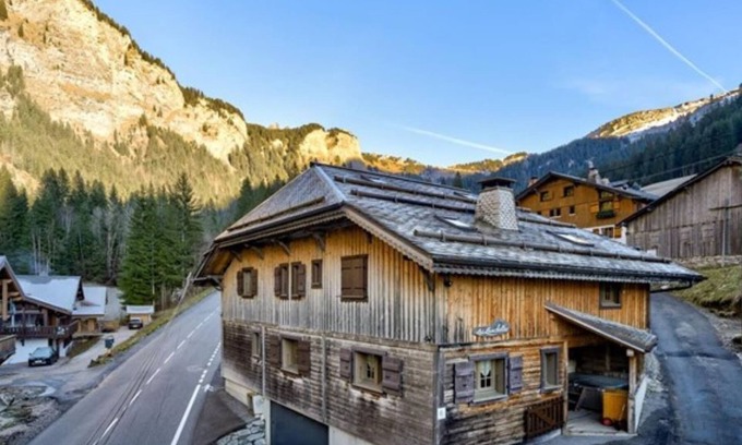 Les Prodains Apartment | 12-14 person chalet with outdoor hot tub - 5 en-suite bedrooms