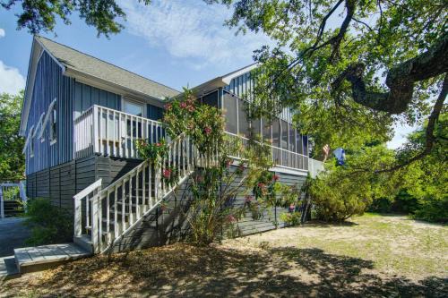 Isle of Palms House | 12 42nd Avenue by AvantStay 2 Mins To The Beach Screened In Porch