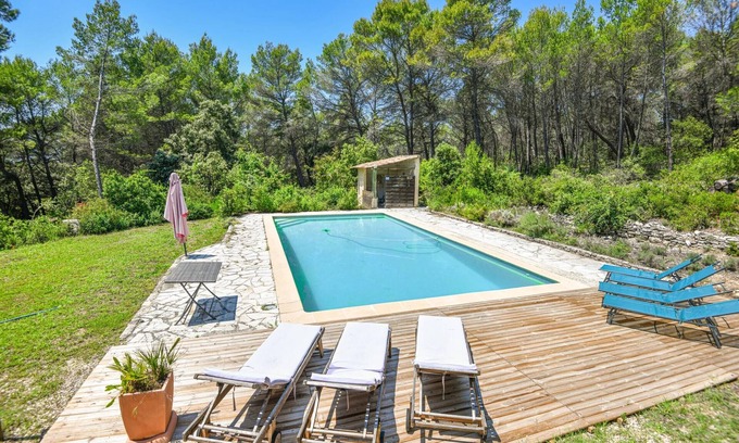 Venelles Villa | 12-bed house with swimming pool and pinede, 12 min from Aix en Provence center.