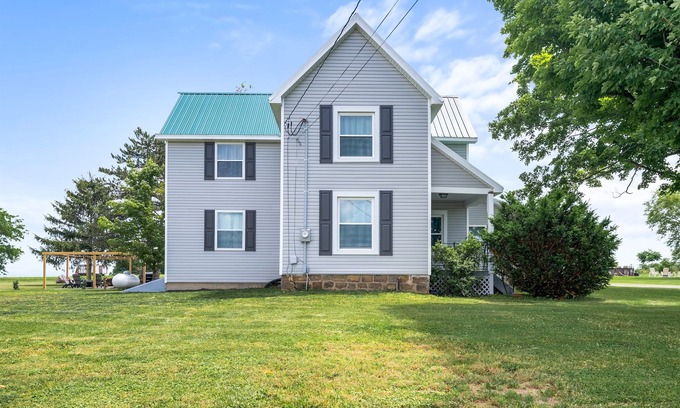 Town of Milo House | 12 Guest | New Hot Tub | Fire Pit | Near Wineries
