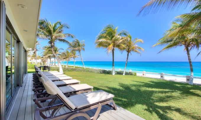Zona Hotelera Villa | 12 guests Beachfront Villa Breakfast included, one of the best beaches in Cancún