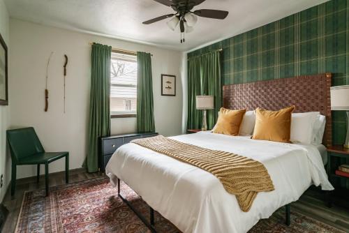 South Bend House | 12-mins walk to ND - BBQ I Old Money Sports Glam - Pet Friendly!