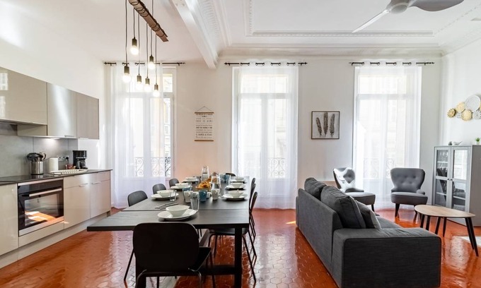 Noailles Apartment | 120 m² Apartment ∙ 5 bedrooms ∙ 10 guests